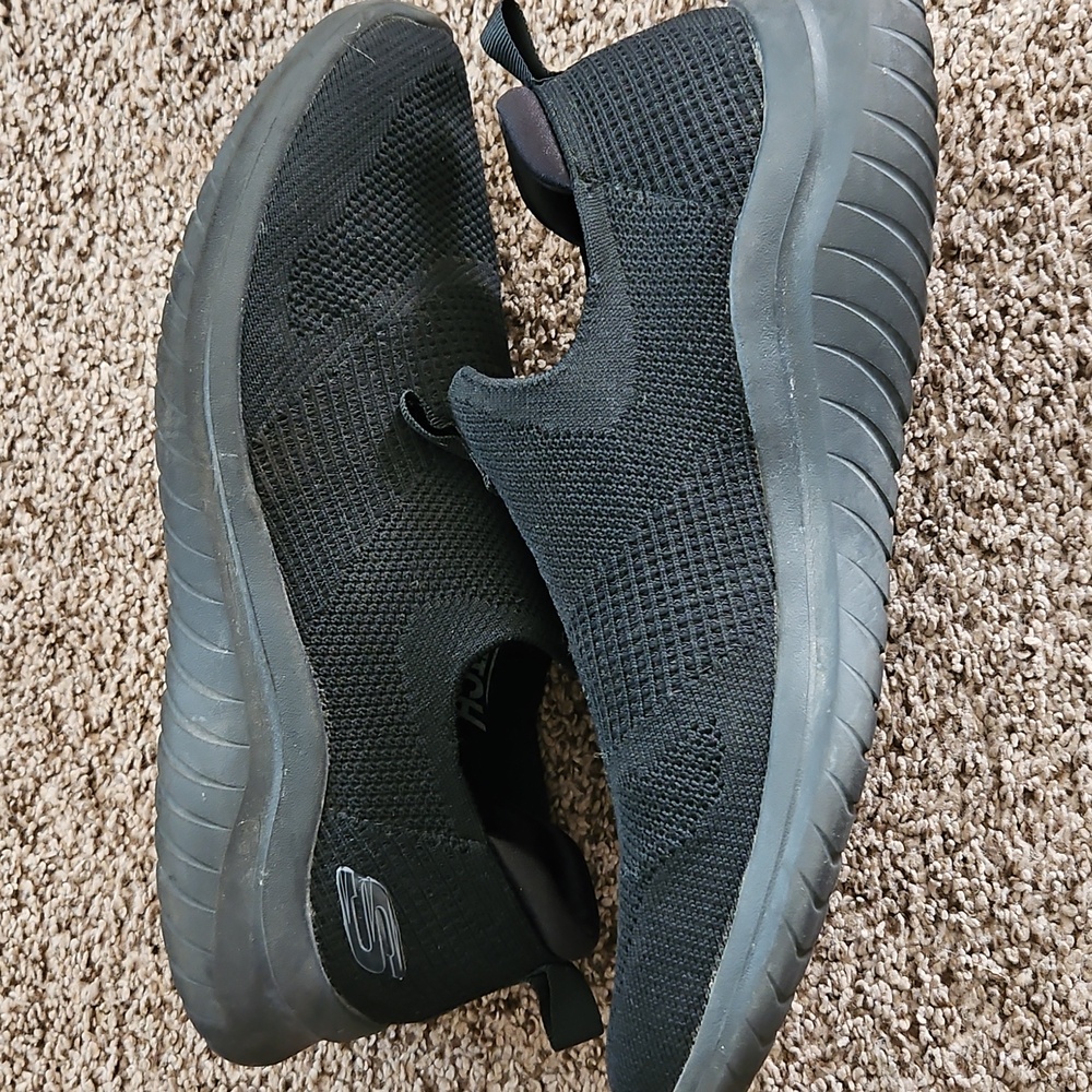 Skechers Men's Black Slip-On Sneakers Stretch Fit - Picture 3 of 7